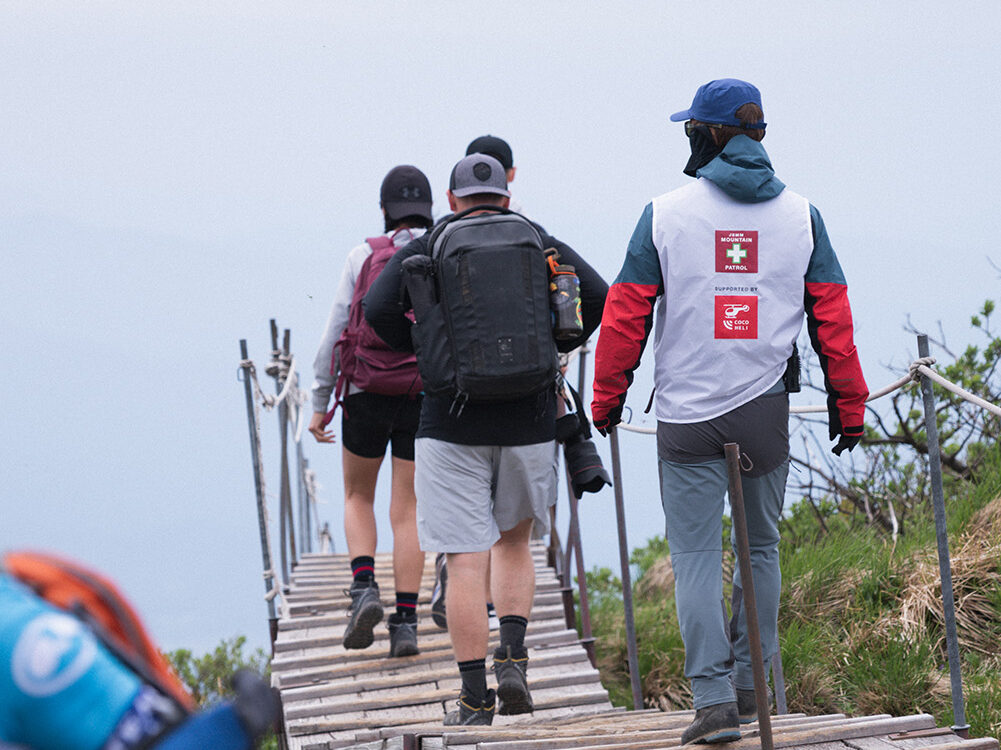 登山道をパトロールしている